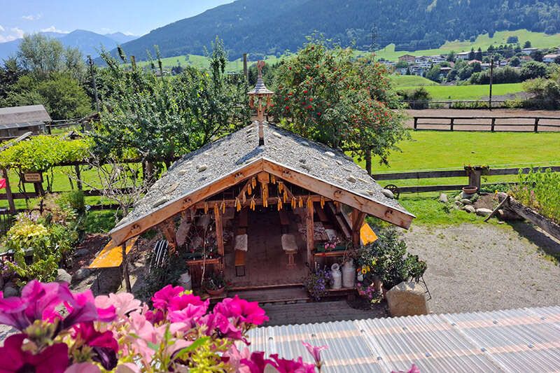 Aussicht vom Postkutscherhof auf überdachte Sitzplätze