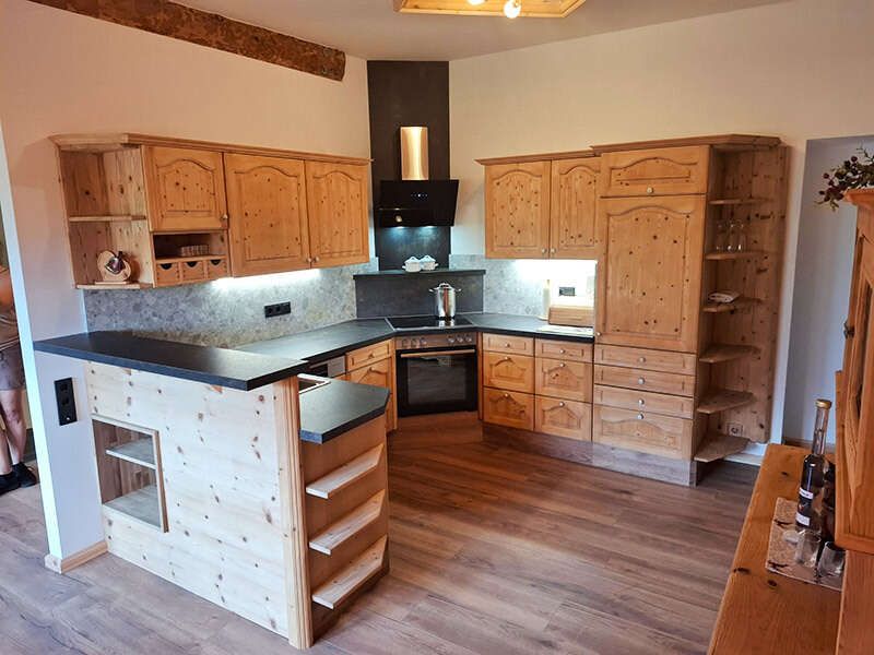 Stone pine kitchen in the apartment in the Postkutscherhof