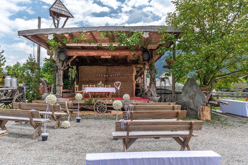 Standesamtliche Hochzeit am Pferdehof im Freien in Axams