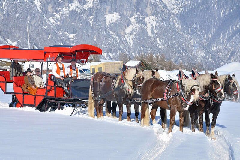 Horse-drawn sleigh ride with the Postkutscherhof in Axams Tyrol