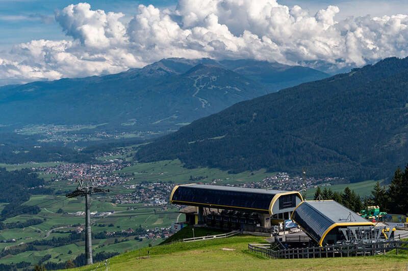 Ausblick ins Tal mit Liftanlage