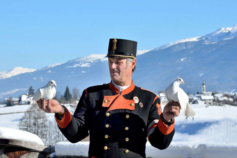 Fritz mit weißen Brieftauben